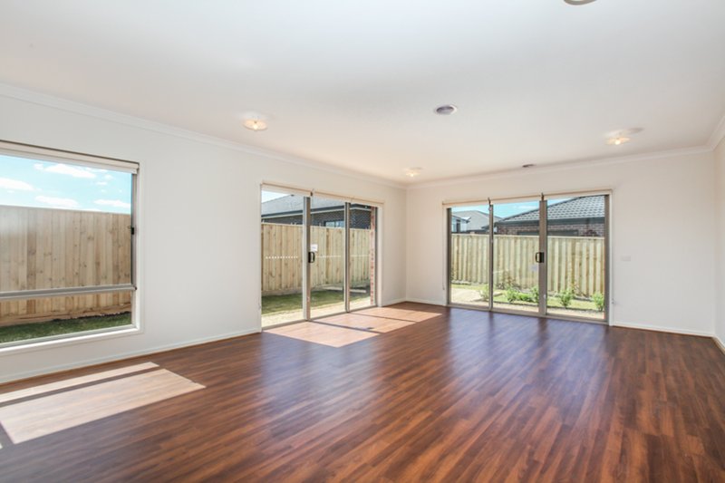 Photo - 18 Kenmare Approach, Wollert VIC 3750 - Image 2