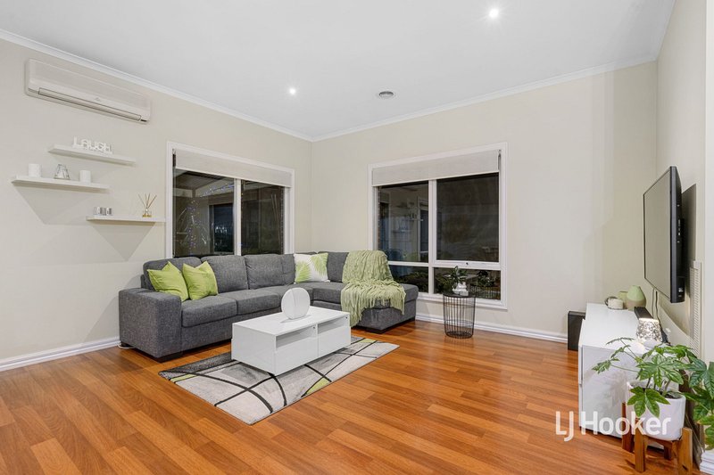 Photo - 18 Kerford Crescent, Point Cook VIC 3030 - Image 7