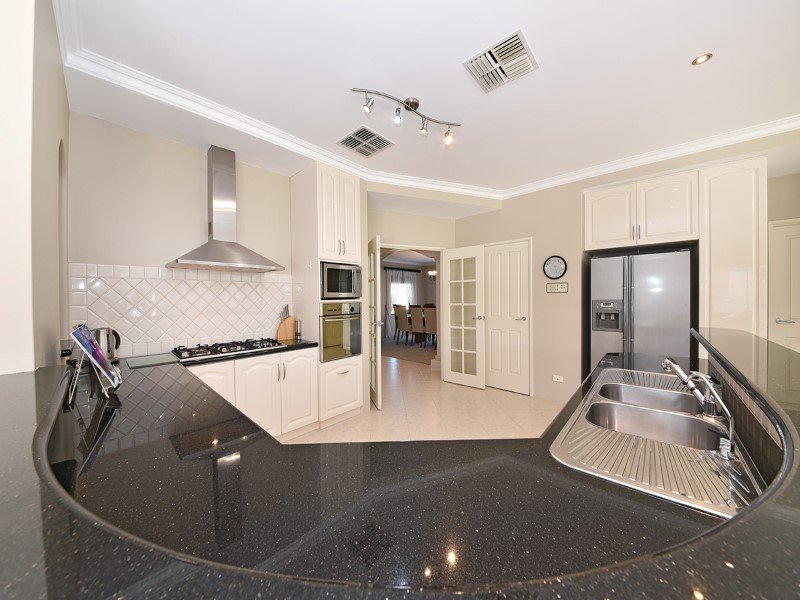 Photo - 18 Kinsale Drive, Mindarie WA 6030 - Image 10