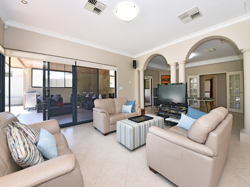 Photo - 18 Kinsale Drive, Mindarie WA 6030 - Image 12