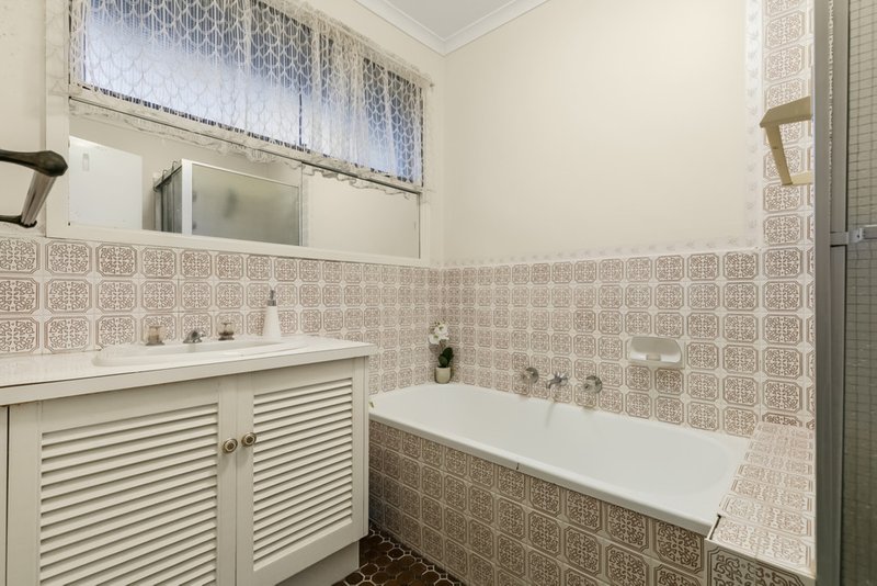 Photo - 18 Knights Drive, Glen Waverley VIC 3150 - Image 7