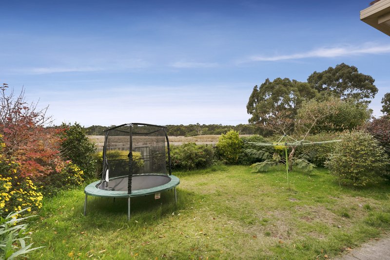 Photo - 18 Knights Drive, Glen Waverley VIC 3150 - Image 8