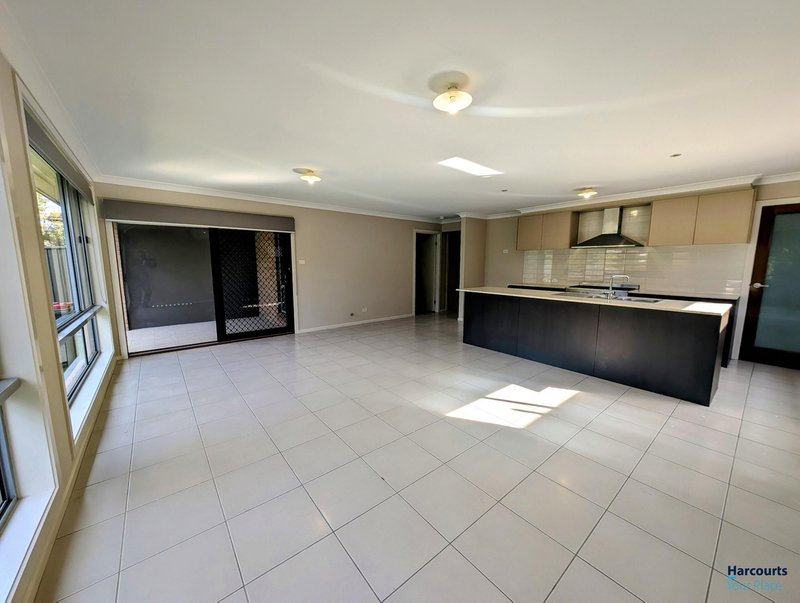 Photo - 18 Kobe Street, Ropes Crossing NSW 2760 - Image 4