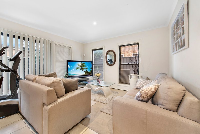 Photo - 1/8 Lauffre Walk, Caroline Springs VIC 3023 - Image 3