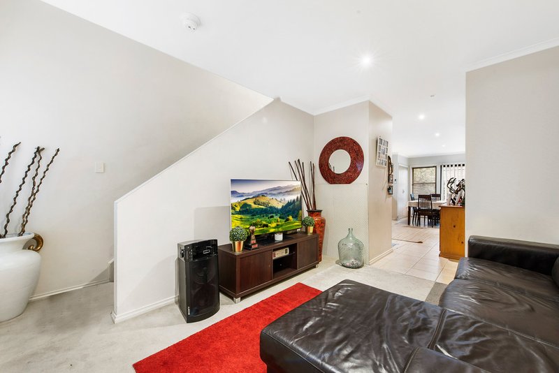 Photo - 1/8 Lauffre Walk, Caroline Springs VIC 3023 - Image 5