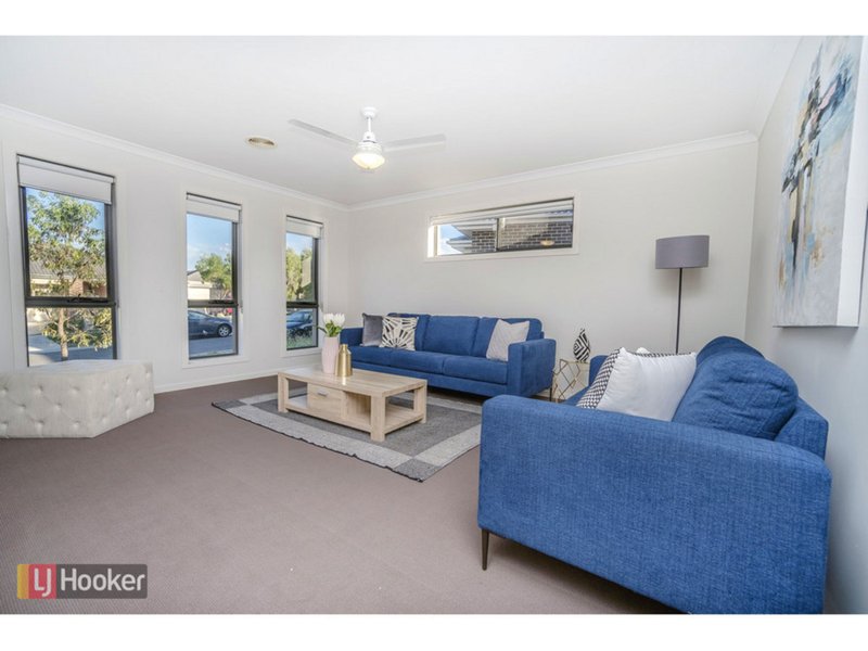 Photo - 18 Leveque Loop, Craigieburn VIC 3064 - Image 2