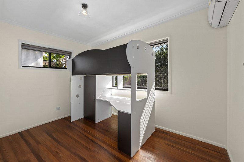 Photo - 18 Linfield Street, Mansfield QLD 4122 - Image 16