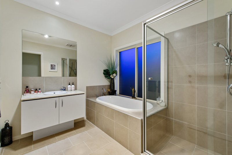 Photo - 18 Litchfield Way, Taylors Hill VIC 3037 - Image 11