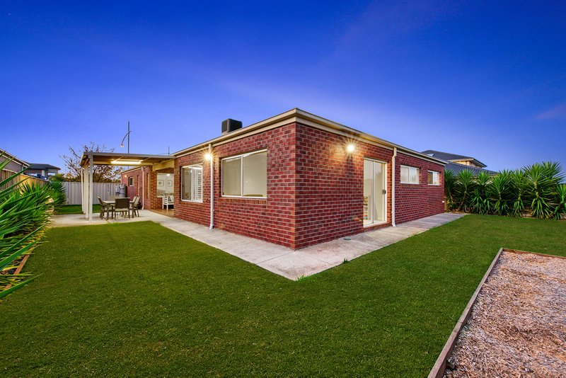 Photo - 18 Litchfield Way, Taylors Hill VIC 3037 - Image 15