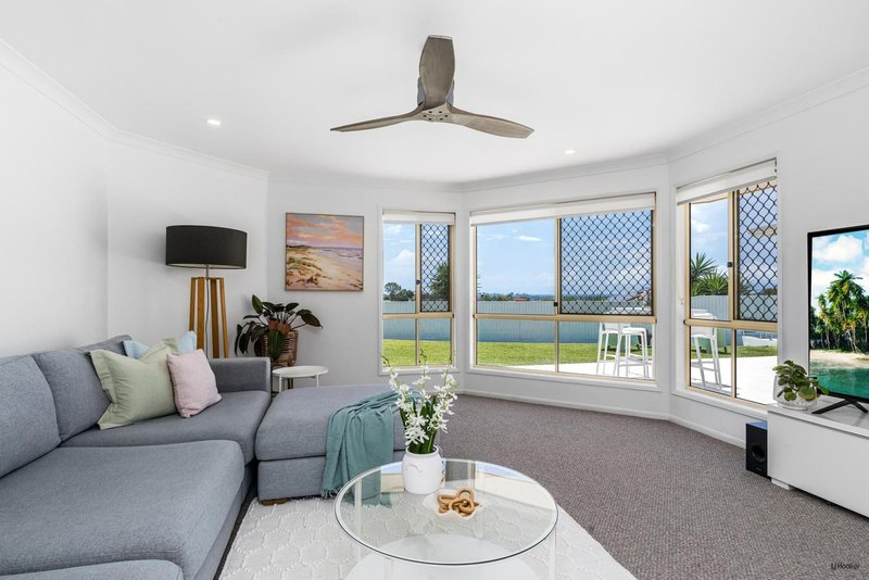 Photo - 18 Lochlomond Drive, Banora Point NSW 2486 - Image 14