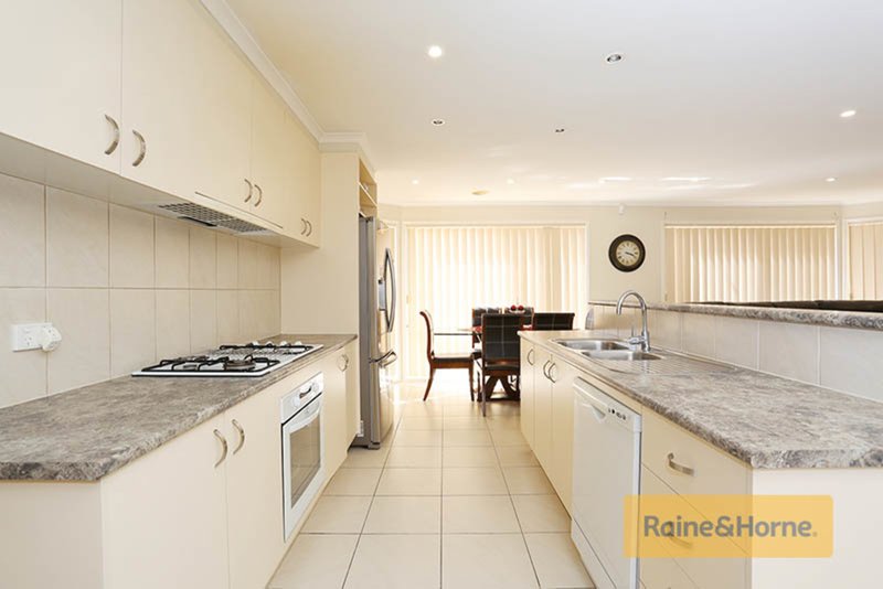 Photo - 18 Lockwood Drive, Roxburgh Park VIC 3064 - Image 3