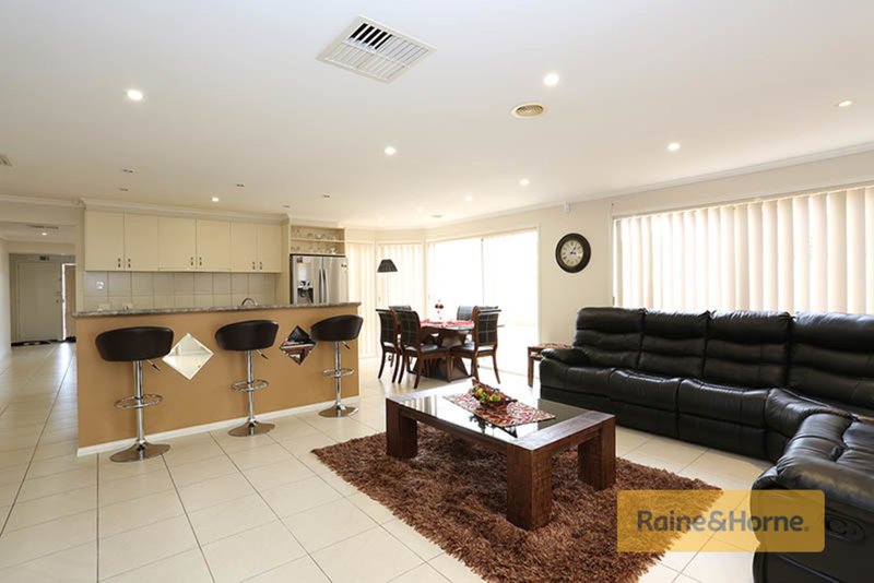 Photo - 18 Lockwood Drive, Roxburgh Park VIC 3064 - Image 5