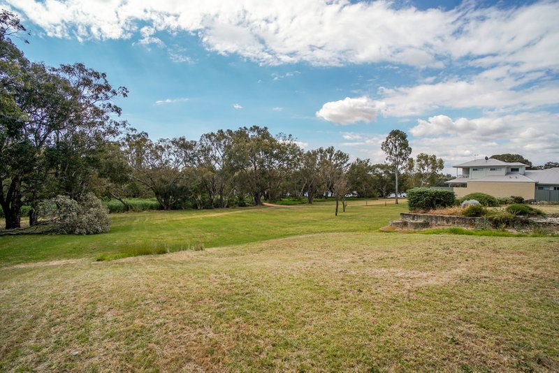 Photo - 18 Loder Way, South Guildford WA 6055 - Image 13