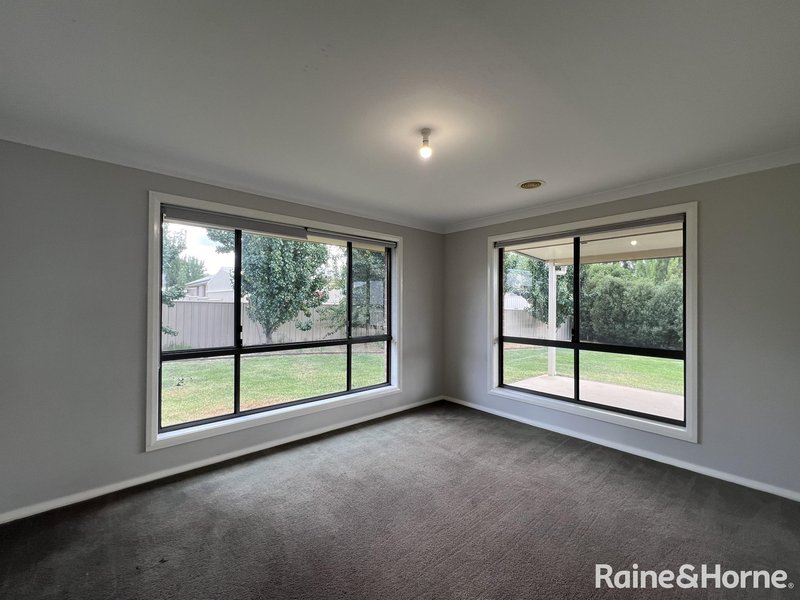 Photo - 18 Lombardy Way, Orange NSW 2800 - Image 6