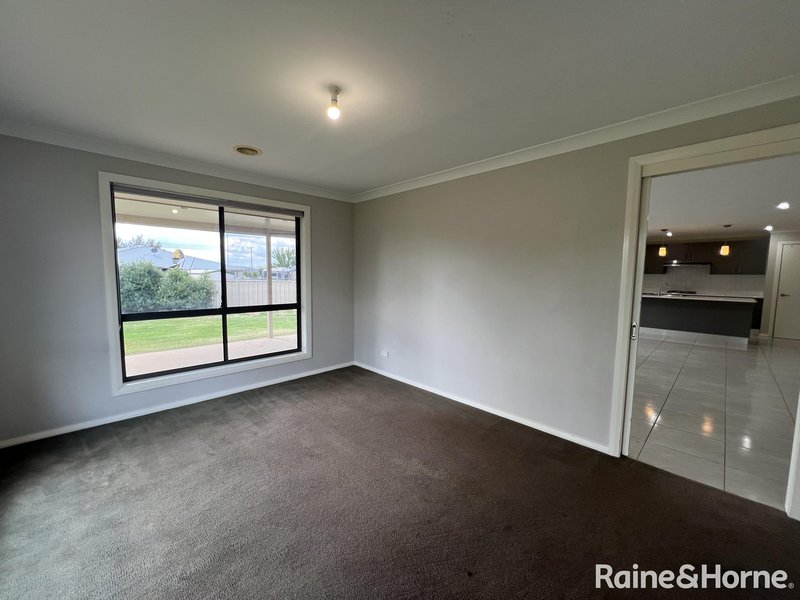 Photo - 18 Lombardy Way, Orange NSW 2800 - Image 7