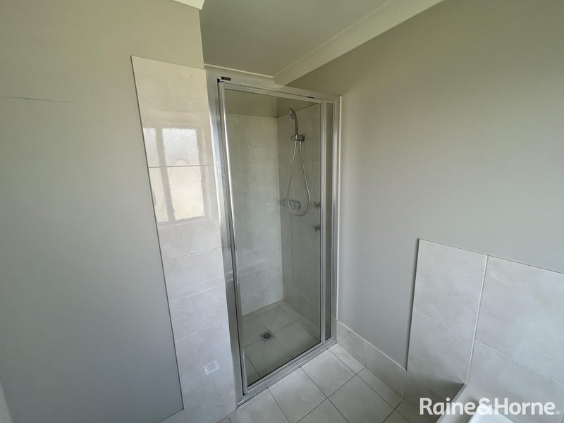 Photo - 18 Lombardy Way, Orange NSW 2800 - Image 15