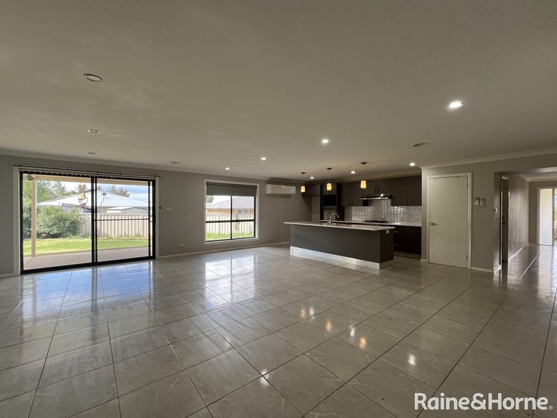 Photo - 18 Lombardy Way, Orange NSW 2800 - Image 23