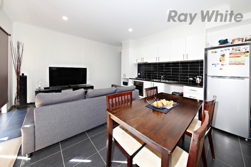 Photo - 18 Luna Way, Point Cook VIC 3030 - Image 3