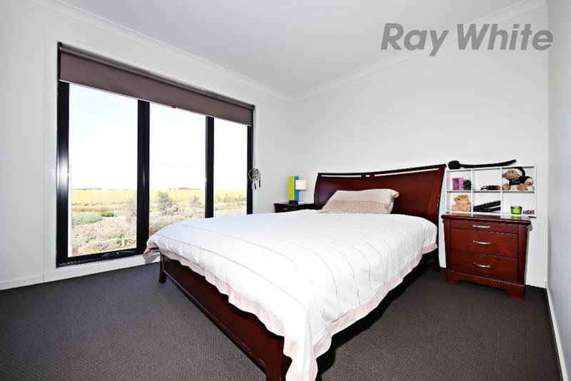 Photo - 18 Luna Way, Point Cook VIC 3030 - Image 6