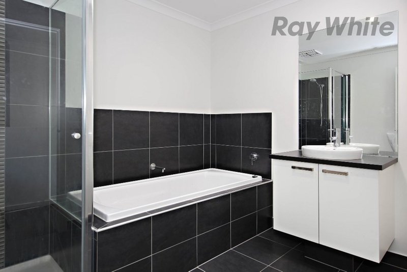 Photo - 18 Luna Way, Point Cook VIC 3030 - Image 7