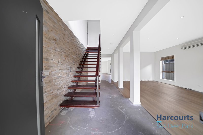 Photo - 18 Lyme Park Circle, Caroline Springs VIC 3023 - Image 2
