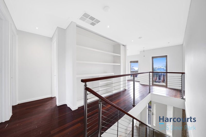 Photo - 18 Lyme Park Circle, Caroline Springs VIC 3023 - Image 3