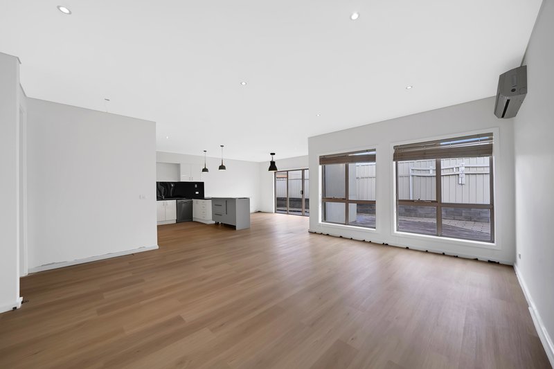 Photo - 18 Lyme Park Circle, Caroline Springs VIC 3023 - Image 4