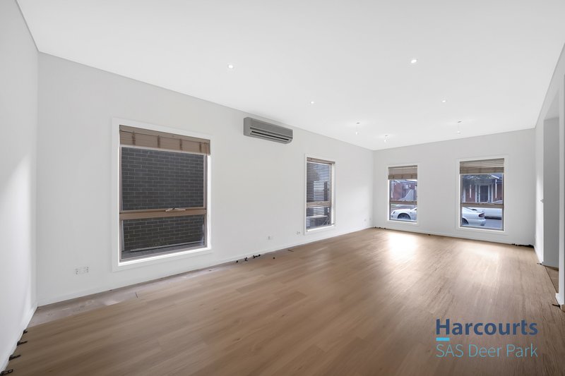 Photo - 18 Lyme Park Circle, Caroline Springs VIC 3023 - Image 5