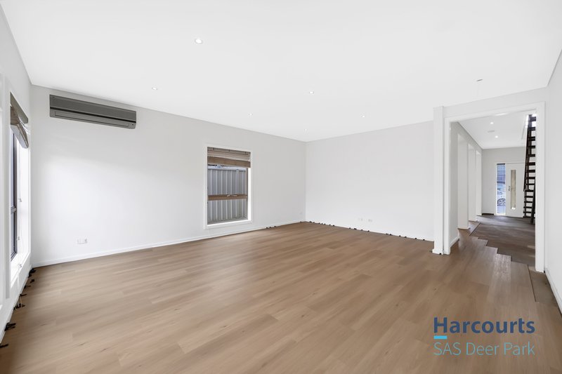 Photo - 18 Lyme Park Circle, Caroline Springs VIC 3023 - Image 7