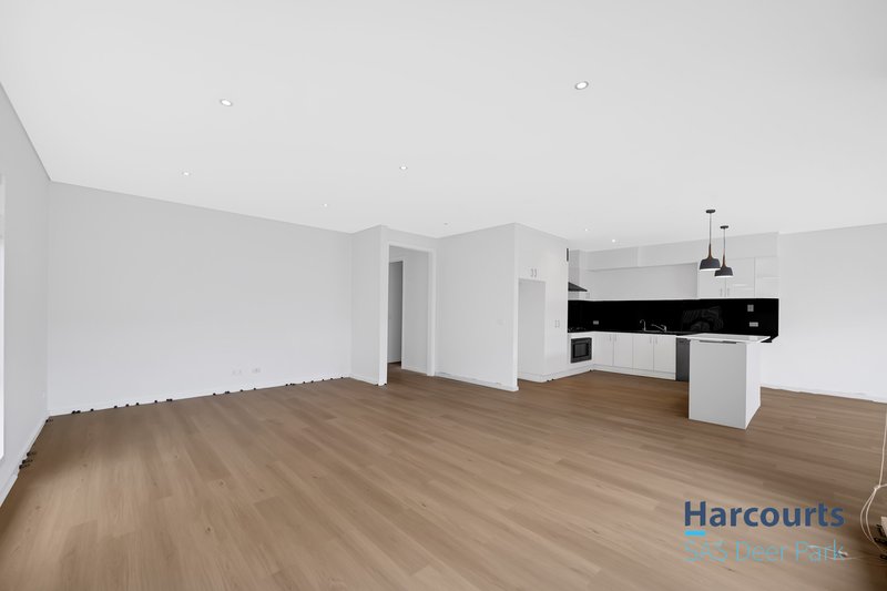 Photo - 18 Lyme Park Circle, Caroline Springs VIC 3023 - Image 8