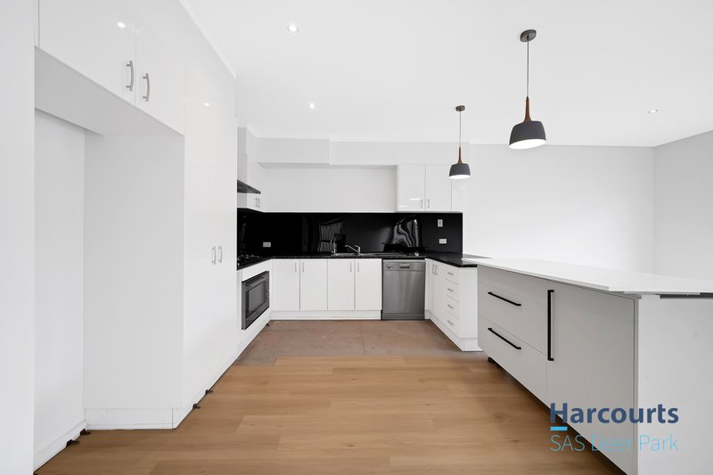 Photo - 18 Lyme Park Circle, Caroline Springs VIC 3023 - Image 9