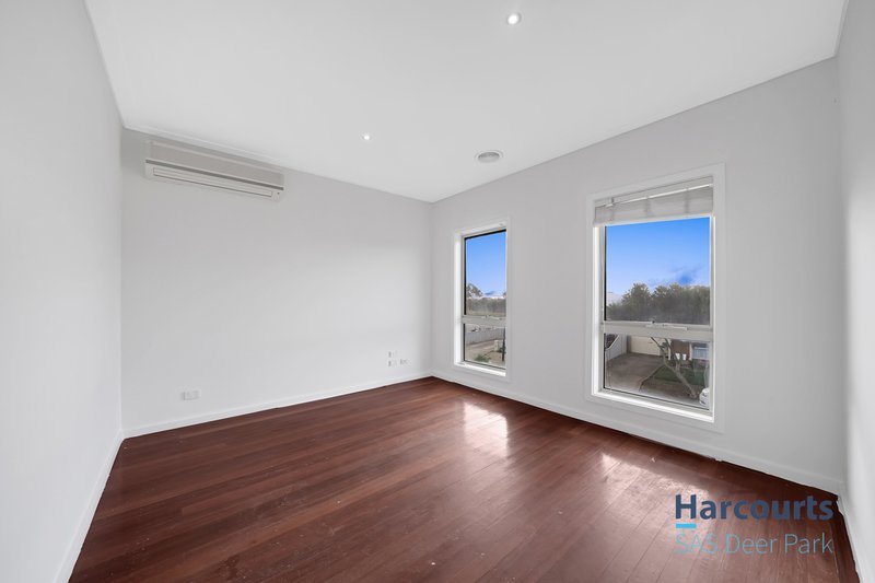 Photo - 18 Lyme Park Circle, Caroline Springs VIC 3023 - Image 10