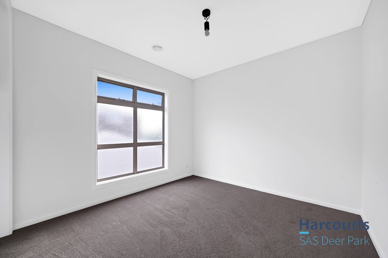 Photo - 18 Lyme Park Circle, Caroline Springs VIC 3023 - Image 11