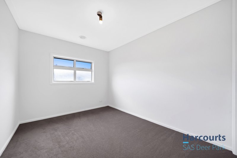 Photo - 18 Lyme Park Circle, Caroline Springs VIC 3023 - Image 12