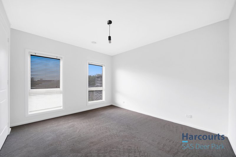 Photo - 18 Lyme Park Circle, Caroline Springs VIC 3023 - Image 14
