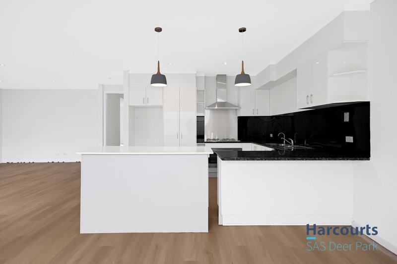 Photo - 18 Lyme Park Circle, Caroline Springs VIC 3023 - Image 16