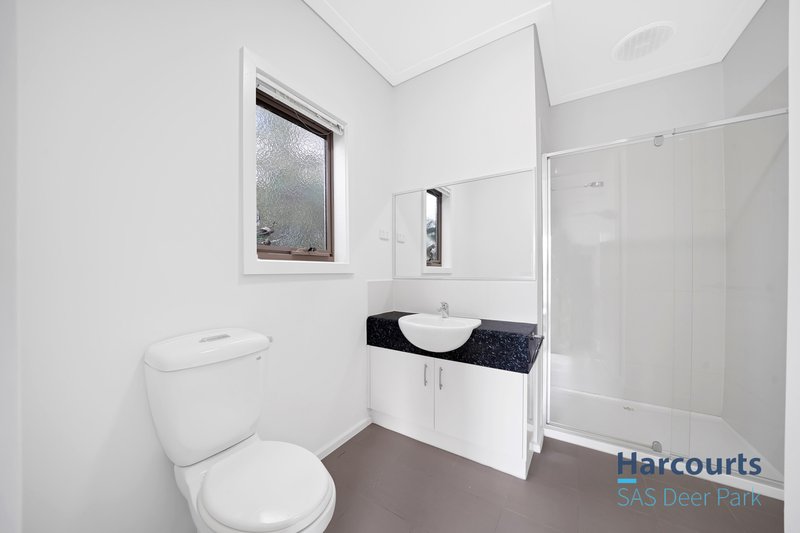 Photo - 18 Lyme Park Circle, Caroline Springs VIC 3023 - Image 18