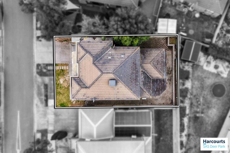 Photo - 18 Lyme Park Circle, Caroline Springs VIC 3023 - Image 23
