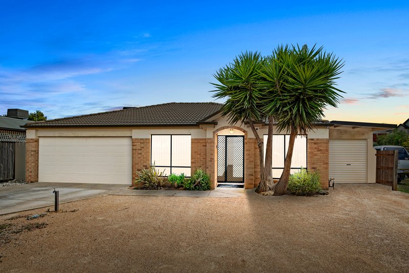 Photo - 18 Lynbridge Crescent, Tarneit VIC 3029 - Image 2