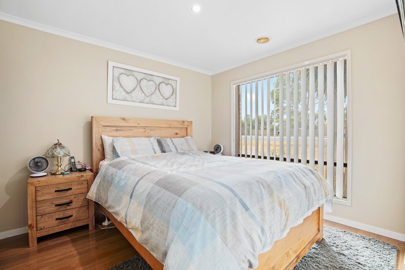 Photo - 18 Lynbridge Crescent, Tarneit VIC 3029 - Image 3