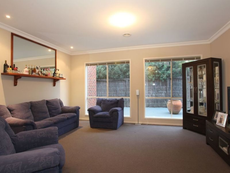 Photo - 18 Macalister Place, Pakenham VIC 3810 - Image 6