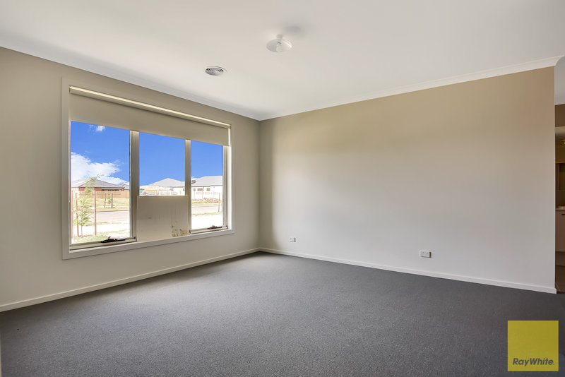 Photo - 18 Madden Boulevard, Tarneit VIC 3029 - Image 9