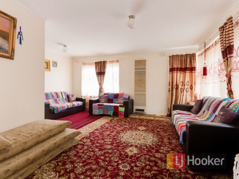 Photo - 18 Mark Court, Hampton Park VIC 3976 - Image 3