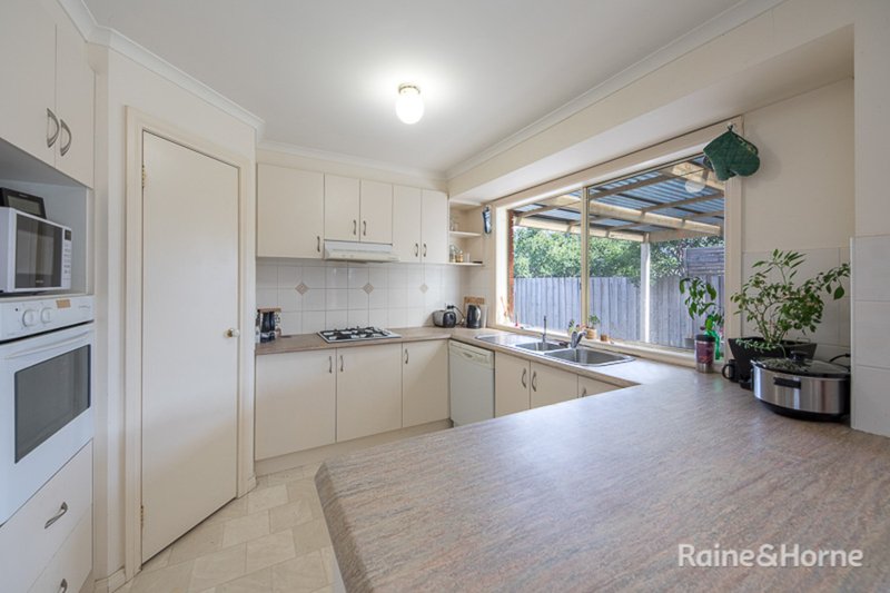 Photo - 18 Marsh Crescent, Sunbury VIC 3429 - Image 2