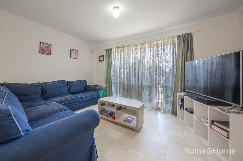 Photo - 18 Marsh Crescent, Sunbury VIC 3429 - Image 3