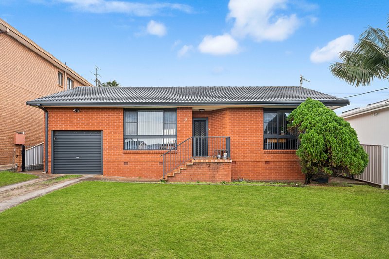 Photo - 18 Matthews Crescent, Port Kembla NSW 2505 - Image 1