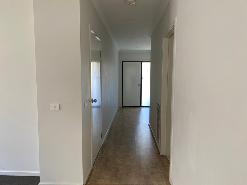 Photo - 18 Maven Way, Tarneit VIC 3029 - Image 4