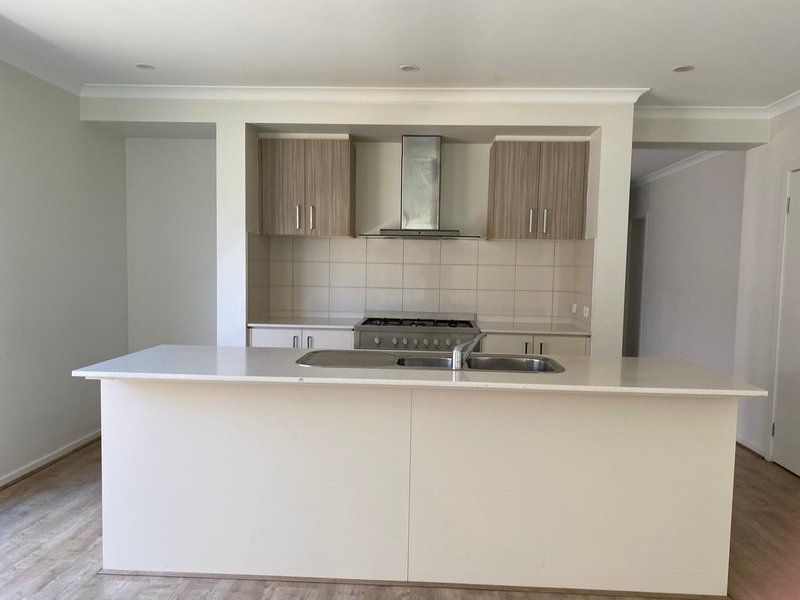 Photo - 18 Maven Way, Tarneit VIC 3029 - Image 5