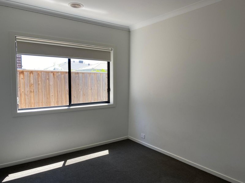 Photo - 18 Maven Way, Tarneit VIC 3029 - Image 12