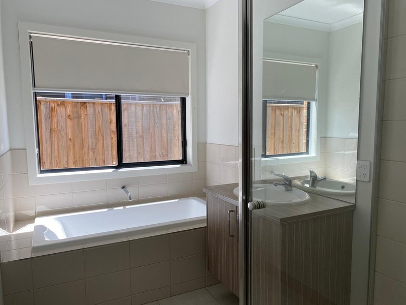 Photo - 18 Maven Way, Tarneit VIC 3029 - Image 13